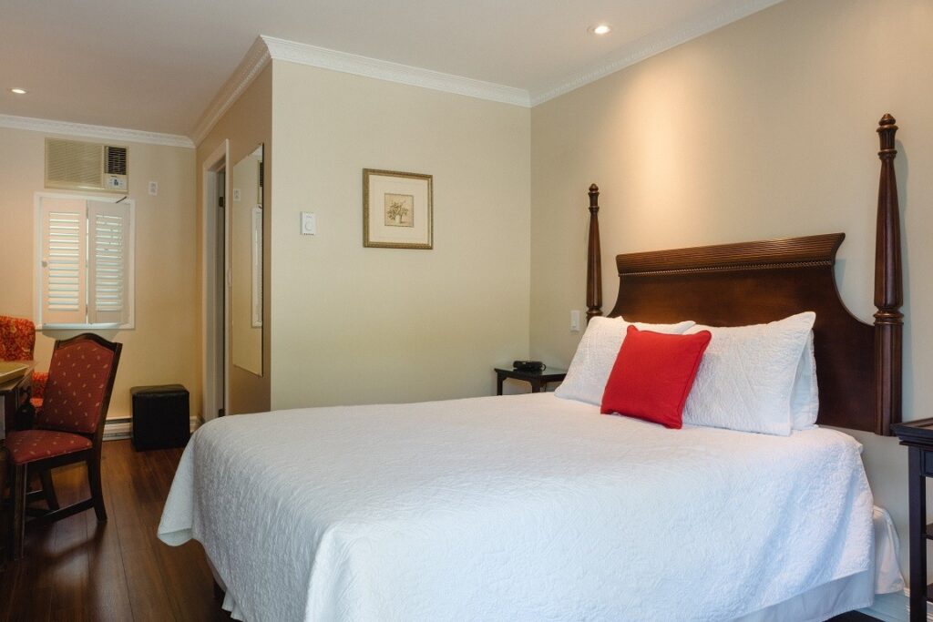 Classic Queen | Green Acres Inn - Kingston, ON