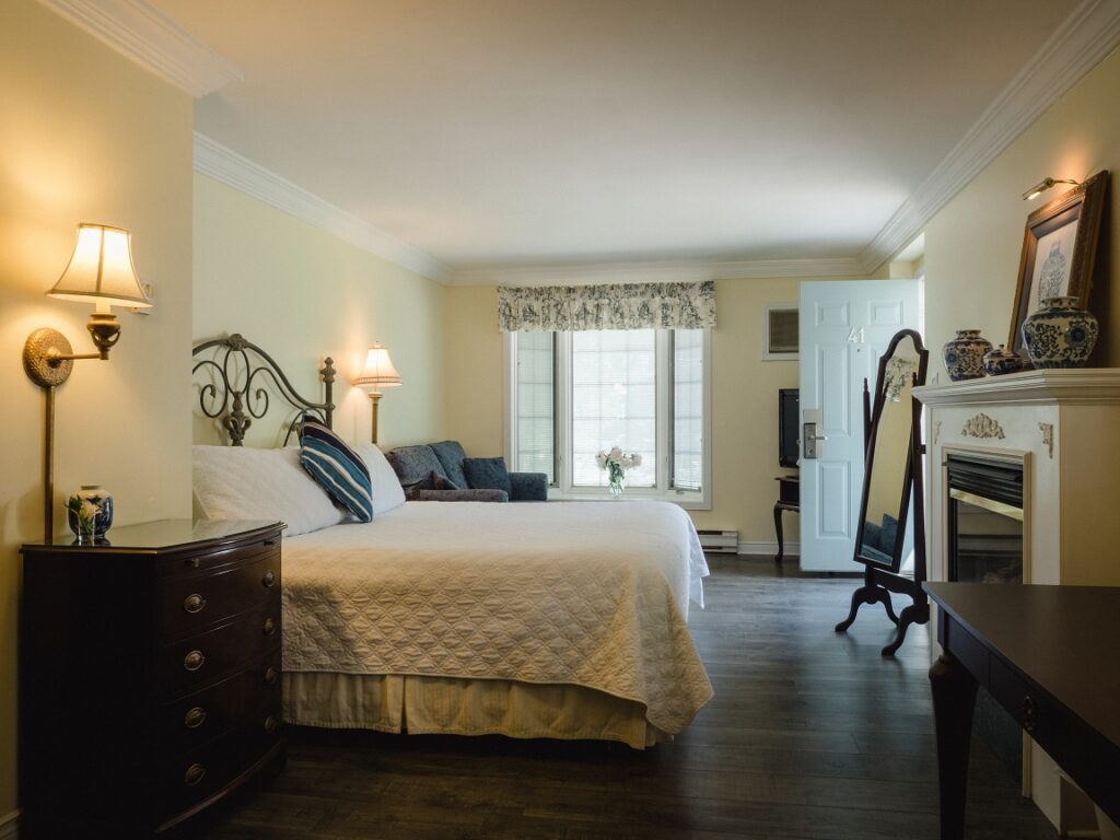 The Garden Suite | Green Acres Inn - Kingston, ON