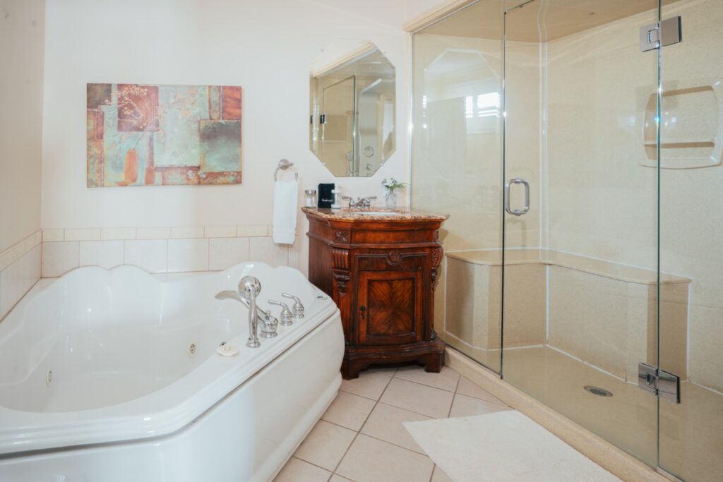 The Spa Suite | Green Acres Inn - Kingston, ON