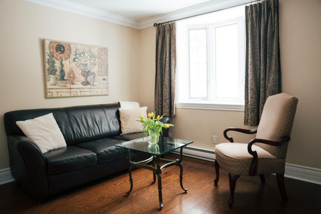 The Tulip Suite | Green Acres Inn - Kingston, ON